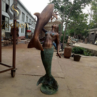 Statues de sirène et de dauphin en bronze coulé sur mesure, utilisées pour la mise en scène aquatique de la villa de plage en bord de mer