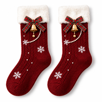Chaussettes de Noël douillettes en chenille pelucheuse, antidérapantes, chaudes et confortables, pour la détente des fêtes, avec lettres hautement personnalisables, échantillon gratuit