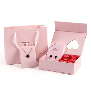 Coffret Cadeau Bijoux Rose Saint-Valentin : Collier et Bague à Motif Carré – Vente en Gros - Product Image 1