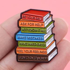 En gros, Broches et épingles en métal à motifs de dessins animés et citations, Badges créatifs à lettres anglaises, Épingles de mode mignonnes à motifs de livre, montagne et alphabet pour vêtements - Product Image 2