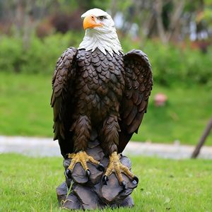 Grande statue d'<span class=keywords><strong>aigle</strong></span> chauve réaliste, faite à la main, peinte à la main, résistante aux intempéries, figurine en résine, base robuste en pierre pour jardin extérieur, patio - Product Image 1