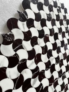 Mosaïque en <span class=keywords><strong>marbre</strong></span> blanc de Carrare et <span class=keywords><strong>marbre</strong></span> noir découpée au jet d'eau avec revêtement auto-adhésif résistant à l'eau - Product Image 3