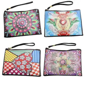 Großhandel 5d Diy Diamant Malerei Handtasche Cartoon Tier Blumenmuster Schwarzes Leder Frauen Handgelenk Gürtel Reiß verschluss Brieftasche