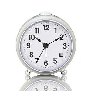 Réveil de chevet en quartz argenté de 4 pouces au design moderne avec fonction snooze et lumière - Product Image 1