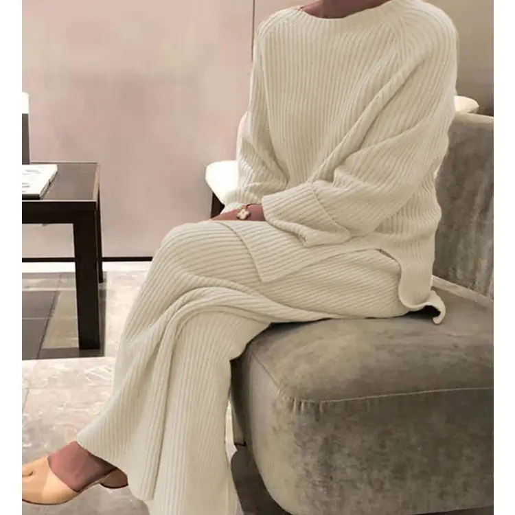 Suéter de malha com fenda lateral redonda, calças estilo drape de perna larga, duas peças