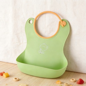 Babero de silicona para bebé con asa tipo arco, accesorio de alimentación impermeable sin Bpa para niños de 0 a 6 meses, estampado de dibujos animados - Product Image 1