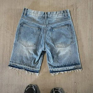 <span class=keywords><strong>Short</strong></span> en <span class=keywords><strong>Jean</strong></span> <span class=keywords><strong>avec</strong></span> Logo Écusson Brodé Personnalisé, Ourlet Brut, Bord Coupé, Épissage, <span class=keywords><strong>Short</strong></span> en Denim, Jorts pour Hommes - Product Image 4