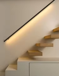 Corrimano in Legno Personalizzato di Alta Qualità con Striscia LED, Facile da Installare - Product Image 1