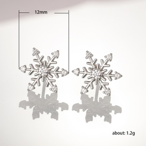 Orecchini a Forma di Fiocco di Neve per Donne, Dolce Regalo Natalizio, Accessorio per Orecchie - Product Image 5