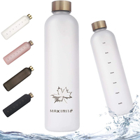Bouteille d'eau en plastique noire tendance de 32 oz avec paille
