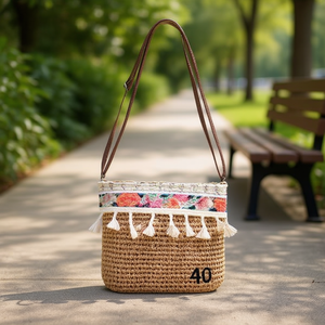 Borsa a Tracolla in Carta Intrecciata con Frange Ricamate 25x17cm, Porta Cellulare - Product Image 2