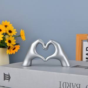 リビングルームの装飾のためのハートの手の彫刻愛の指結婚式の装飾のための現代の像彫刻棚のための家の装飾 - Product Image 3