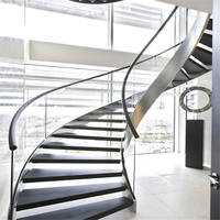 Escalier intérieur moderne courbé avec garde-corps en verre et marches en bois pour villa, maison duplex, hôtel