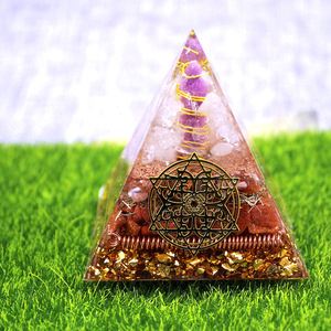 Pyramide en résine époxy avec copeaux de cristal, ornement de bureau, décoration d'intérieur, pilier en jade violet, pagode à trois étages - Product Image 3
