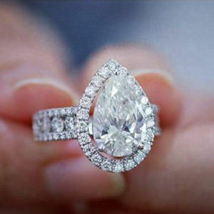 Anello di fidanzamento da donna F930 in oro bianco con diamante taglio a pera naturale colore D e montatura a halo - Product Image 1