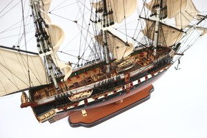Maqueta de la USS Constitution de GIA NHIEN (detalle pintado) - Barco de Vela Histórico para Decoración de Hogar/Oficina y Regalos Corporativos - Product Image 3