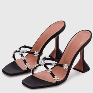 Sandalias de tacón bajo con diamantes y flores para mujer, zapatos de verano con punta abierta, tiras cruzadas, estilo mule - Product Image 1