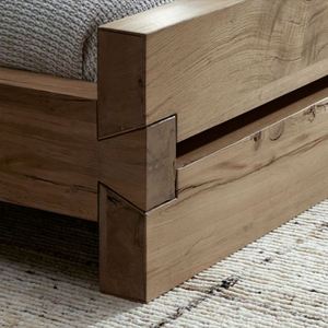 Lit en bois récupéré au design minimaliste, avec joints apparents et grain de bois riche, taille King Size - Product Image 5