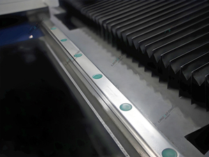 Torno CNC de Cinco Ejes de Alta Calidad con Sistema LNC RTCP, Principalmente Utilizado para el Mecanizado de Patas y Respaldos de Sillas Curvos. - Product Image 5