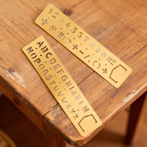 ที่คั่นหนังสือโลหะแบบกำหนดเองขายส่ง ดีไซน์สร้างสรรค์  แบบเจาะลายเคลือบทอง เคลือบเงิน พร้อมพู่ห้อย สำหรับโรงเรียน - Product Image 5