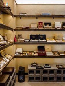 Diseño de Tienda de Tabaco Industrial Ecológico Personalizado, Vitrinas de Vidrio, Sistema de Estanterías Abiertas, Iluminación LED, Comercio Minorista de Lujo - Product Image 5