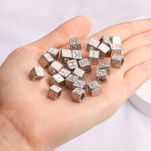 Xu Hướng Sản Phẩm 2026 New Arrivals Ban Đầu Bảng Chữ Cái Mặt Dây Chuyền Tự Làm Quyến Rũ Vòng Cổ Vòng Đeo Tay 18K Vàng Mini Vuông Hạt Thư Quyến Rũ - Product Image 3