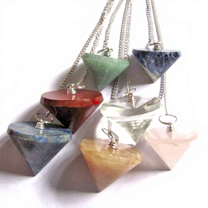 Pendules coniques en pierres précieuses mélangées, polies, en forme de pyramide, pour la radiesthésie et les pratiques de guérison - Product Image 1