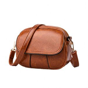 Sac bandoulière carré simple et uni personnalisable, idéal pour le début de l'hiver, collection tendance et décontractée avec chaîne - Product Image 1