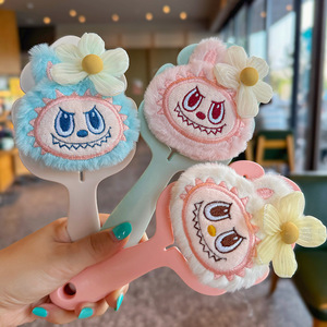 Brosse à cheveux en silicone à long manche pour poupée, motif petit monstre de dessin animé, avec coussin d'air massant, brosse à cheveux creuse Labubu, vente en gros - Product Image 1