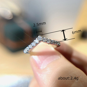 Anello a fascia sottile a forma di V dal design minimalista per donna - Product Image 4