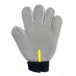 Guante de Aseo para Mascotas Xintu, Gris, Cinco Dedos, Herramienta para Eliminar el Pelo de Gatos, para Bañar Gatos de Pelo Corto - Product Image 2