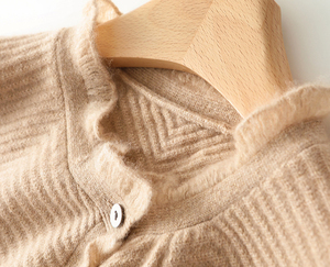 Cardigan <span class=keywords><strong>in</strong></span> Cashmere pettinato personalizzato da donna <span class=keywords><strong>con</strong></span> rifinitura <span class=keywords><strong>in</strong></span> <span class=keywords><strong>pizzo</strong></span> <span class=keywords><strong>maglia</strong></span> <span class=keywords><strong>in</strong></span> filato lucido maglione <span class=keywords><strong>in</strong></span> Cashmere aperto di colore solido - Product Image 2