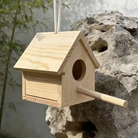 Nichoir suspendu en bois massif naturel avec perchoir, résistant aux intempéries, pour jardin, cour, abri pour oiseaux sauvages, décoration