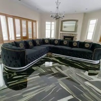Sofá en Forma de L Tapizado en Tela Chesterfield con Acero Inoxidable Dorado para Sala de Estar, Villa o Casa de Huéspedes