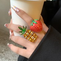 Nouvelle collection tendance d'été : Bague superposée en laiton plaqué or 18 carats avec pierres naturelles, motifs fraise, ananas et abeille, finition émail glaçuré, thème fruits de fête