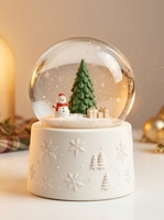 Personalisierte Weihnachts-Schneekugel mit Wasserkristallen Individuelles Feiertagsgeschenk OEM ODM Schreibtischdekoration