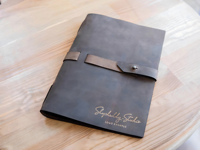 Porte-menus en similicuir rétro simple avec logo personnalisé estampé à chaud, à sangle et fermeture à pression, pour restaurants et hôtels