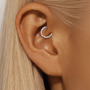 Boucles d'oreilles créoles simples en argent sterling 925 avec diamant Moissanite pour piercing d'oreille, de rook ou de daith - Product Image 2