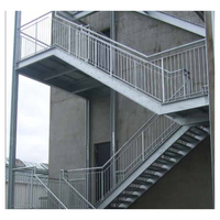Escaliers extérieurs avec poutres en acier inoxydable, marches en bois d'Ipé massif, garde-corps en verre, finition marine, escaliers pour villas côtières