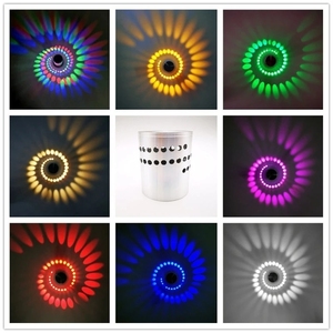 Lumière murale LED à trous en spirale Rgb avec télécommande <span class=keywords><strong>Intérieur</strong></span> pour fête Bar Hall Ktv Décoration de la maison - Product Image 2