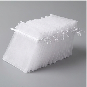 Pochette cadeau en organza doux sur mesure avec corps en maille transparente et cordon de serrage en ruban - Product Image 3