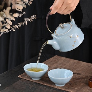 ชุดกาน้ำชาและถ้วยสองใบ Ru Ware ของขวัญทำมือจากเซรามิกพอร์ซเลน ชุดน้ำชาคุนฟูพร้อมขาตั้งโลหะและด้ามจับแบบใหม่ ผลิตที่เมืองเต๋อฮวา - Product Image 2