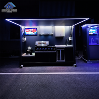 Station de cuisine extérieure moderne en acier inoxydable avec toit relevable, barbecue intégré, évier et réfrigérateur à boissons pour jardin et patio
