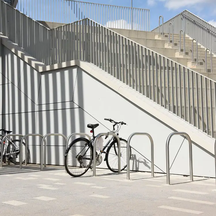 im freien stehendes metallines einzelfahrradgestell im freien öffentlich boden fahrradständer straße straßenrand fahrrad parkauslage