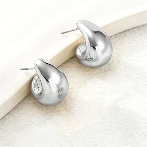 Boucles d'oreilles tendance en alliage de zinc plaqué or en forme de goutte d'eau, bijoux pour femmes, cadeau 2024 - Product Image 2