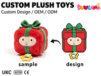Verpackte Geschenkbox Plüschtier Stofftierpuppe Große Schleife Rot-Grünes Band Lächelndes Gesicht Kissen Festtagsgeschenk
