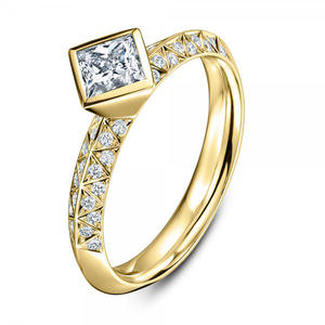 Anello di fidanzamento da donna F519 in oro giallo con diamante taglio principessa, diamante naturale colore G e pietre laterali - Product Image 3