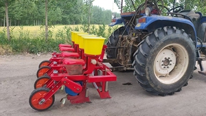 Sembradora <span class=keywords><strong>de</strong></span> Maíz <span class=keywords><strong>de</strong></span> 6 Hileras <span class=keywords><strong>de</strong></span> Alta Eficiencia con Aplicador <span class=keywords><strong>de</strong></span> Fertilizante para Tractores, Siembra <span class=keywords><strong>de</strong></span> Precisión para Maíz y Soja - Product Image 3