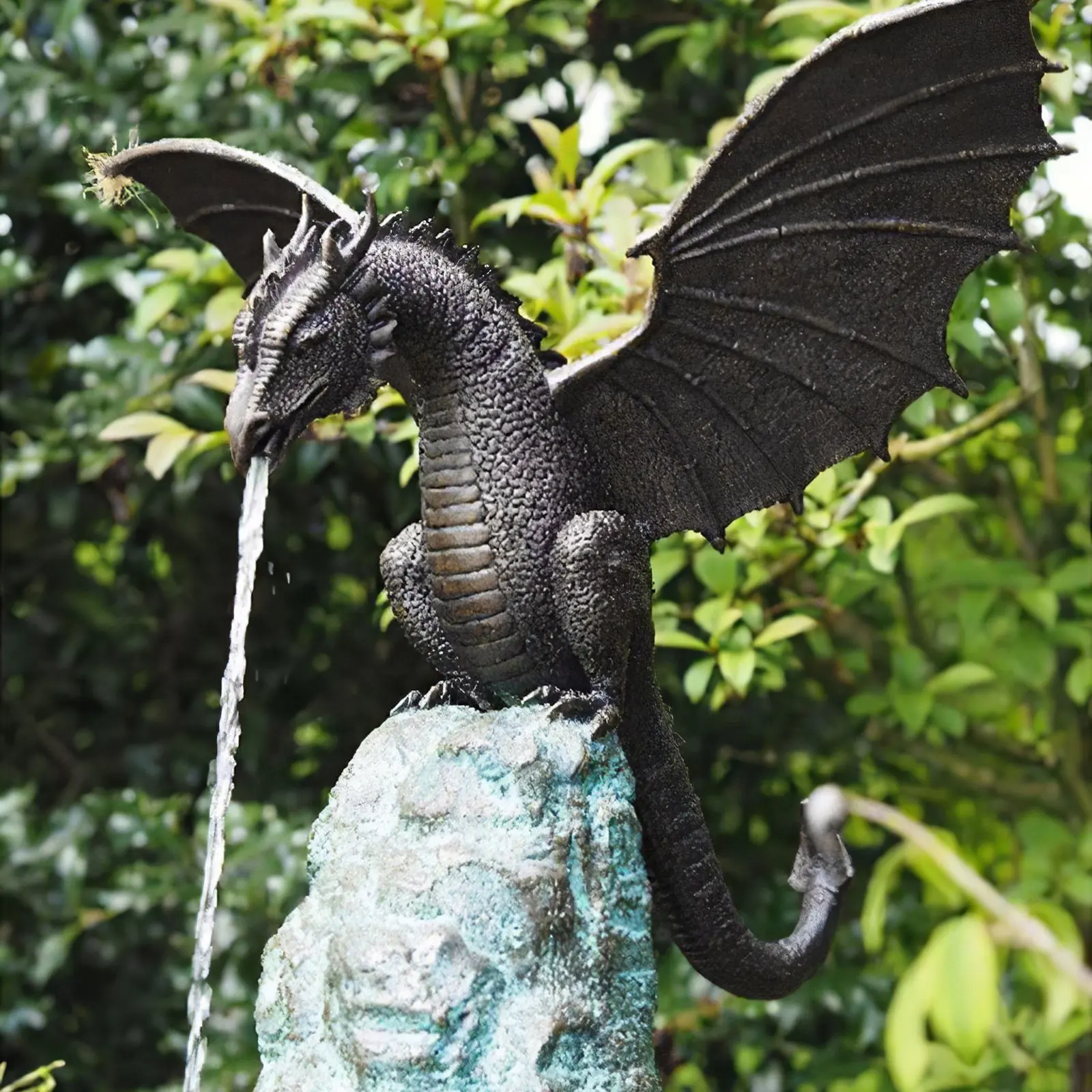 Fontana di acqua della statua del drago del bronzo di volo del giardino della scultura del drago alato medievale