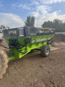 Esparcidor de estiércol remolcado por tractor de 50HP | Capacidad de 5m ³ con sistema de doble disco - Product Image 2